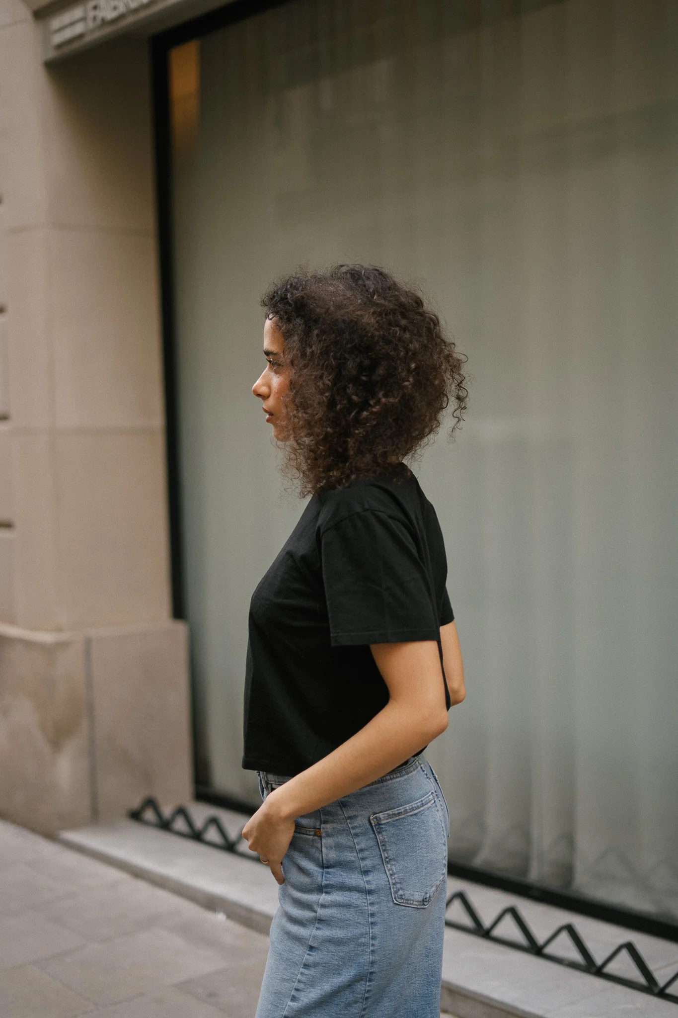 BACK RUCHED TEE - BLACK - Image 6