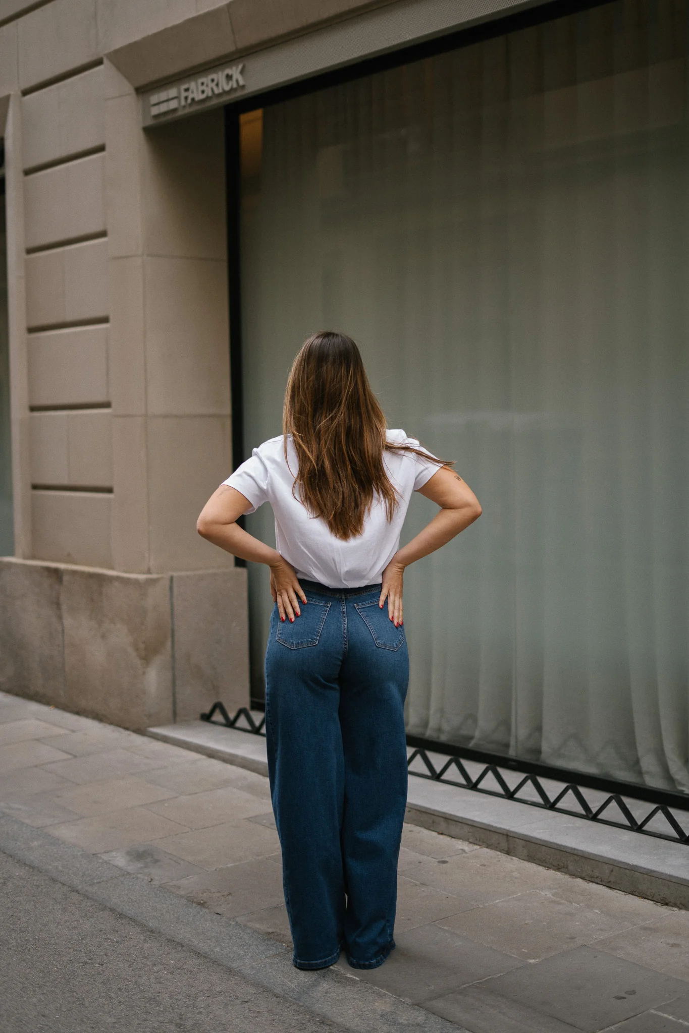 BACK RUCHED TEE - WHITE - Image 4